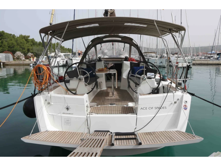 Hire Sailboat Jeanneau with a boat licence