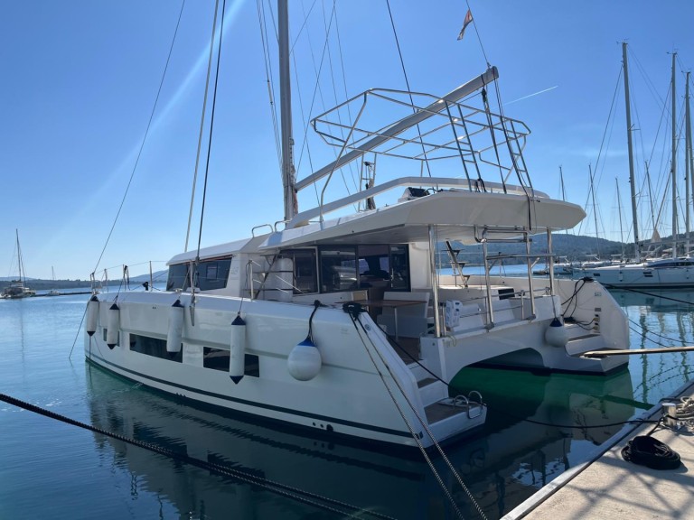Hire Catamaran Dufour with a boat licence