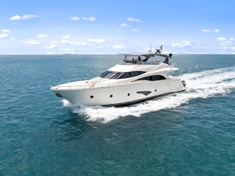 Yacht hire Key West cheap Marquis 720 Flybridge