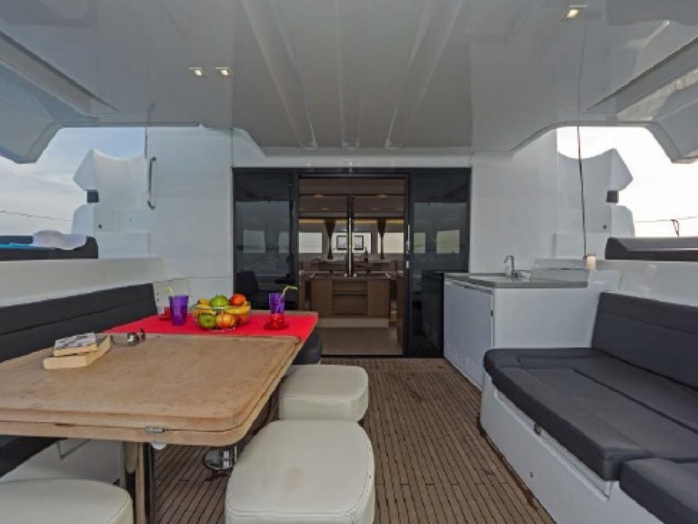 Catamaran to hire Lefkáda at the best price