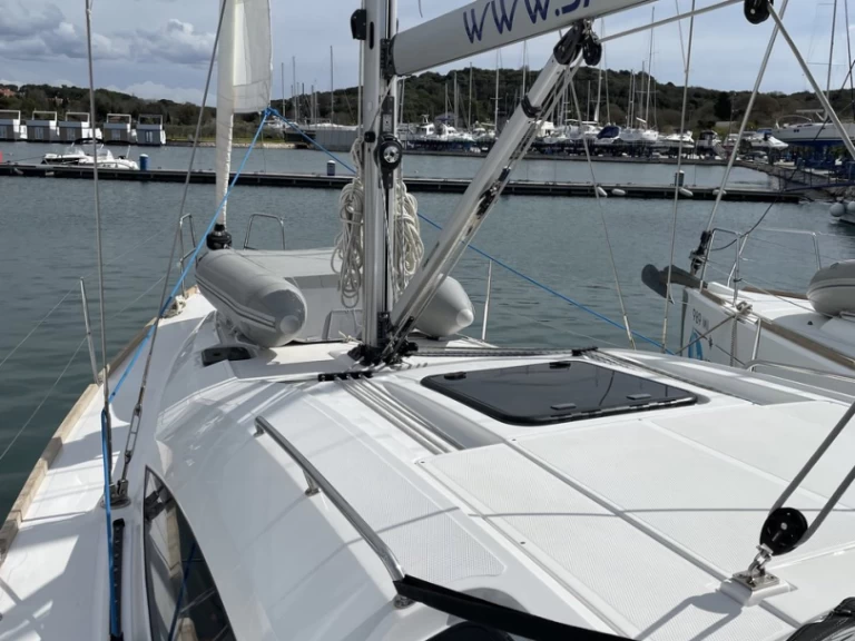Sailboat to hire Pula at the best price