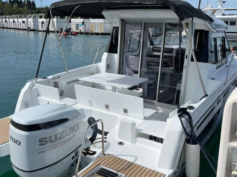 Hire Motorboat Jeanneau with a boat licence