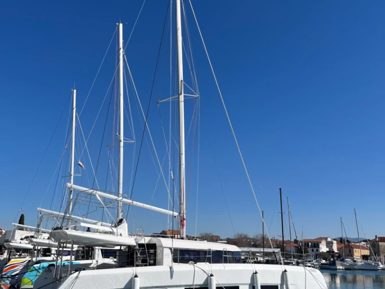 Hire Catamaran Dufour with a boat licence