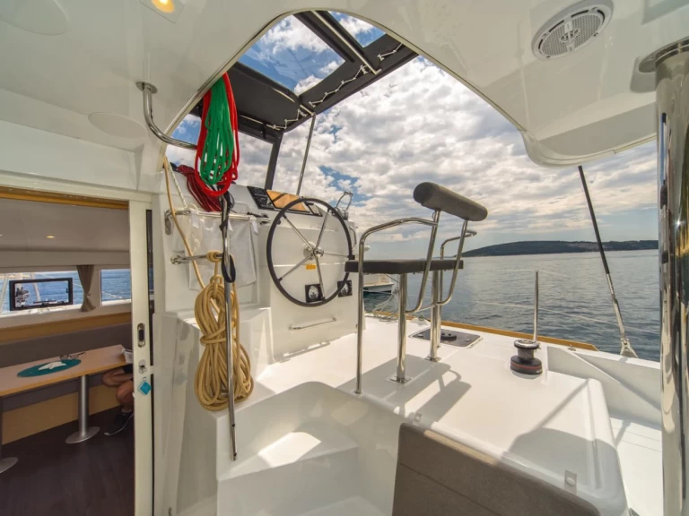 Hire Catamaran Lagoon with a boat licence