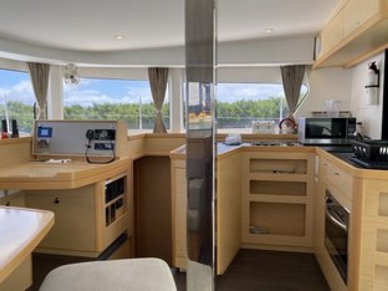 Hire Catamaran Lagoon with a boat licence