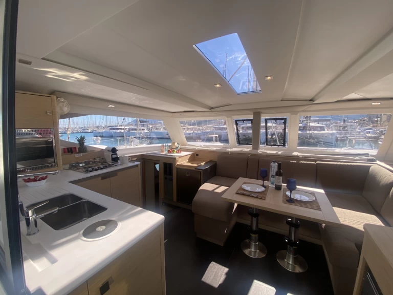 Hire a Fountaine Pajot Isla 40 Lefkáda