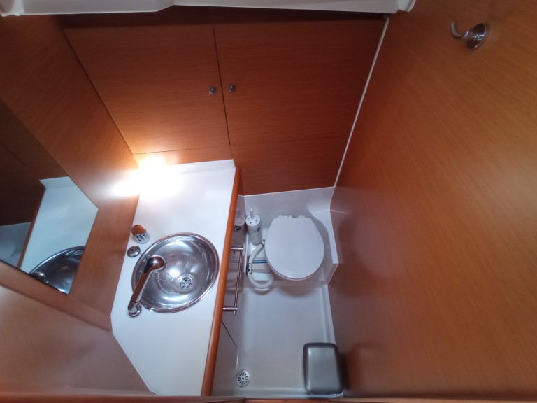 Hire Sailboat with or without skipper Jeanneau Lefkáda