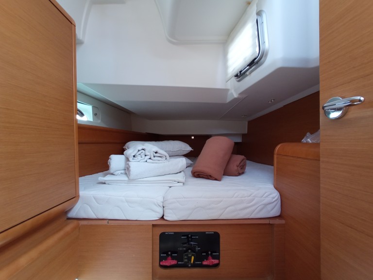 Hire Sailboat Jeanneau with a boat licence