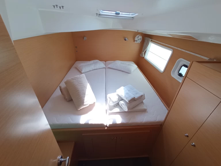 Charter a Lagoon Lagoon 380 in Lefkáda on Samboat