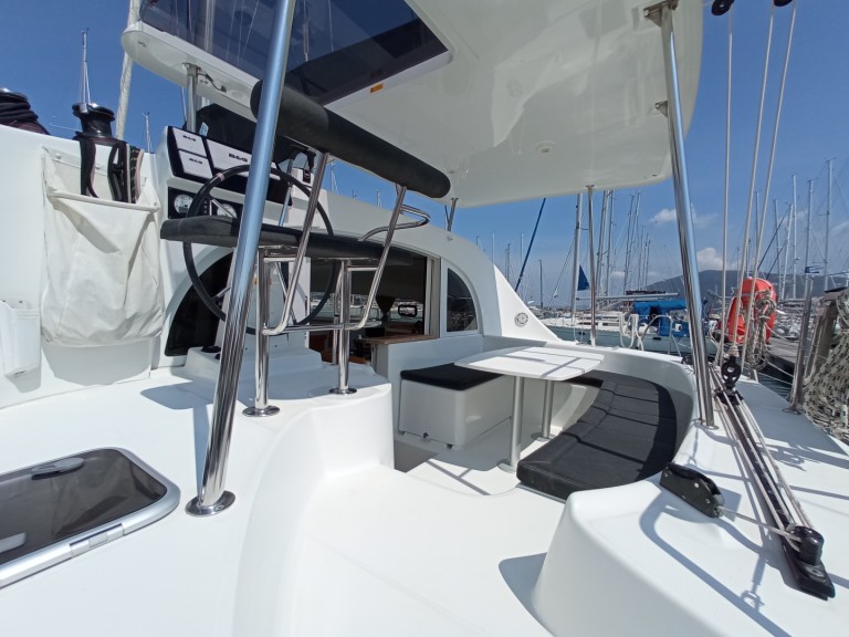Hire Catamaran Lagoon with a boat licence