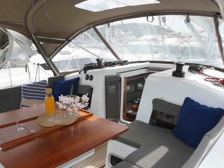 Hire Sailboat Jeanneau with a boat licence