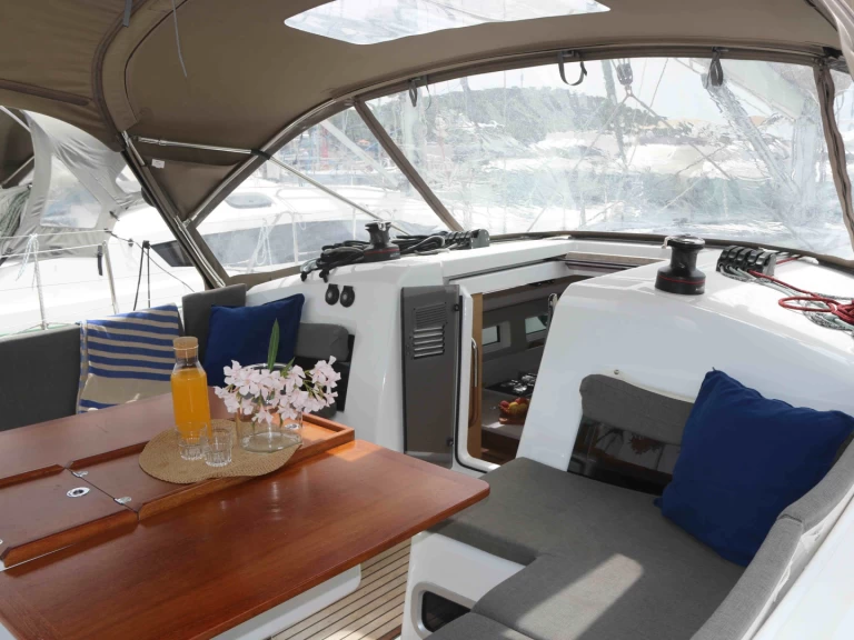 Hire Sailboat Jeanneau with a boat licence