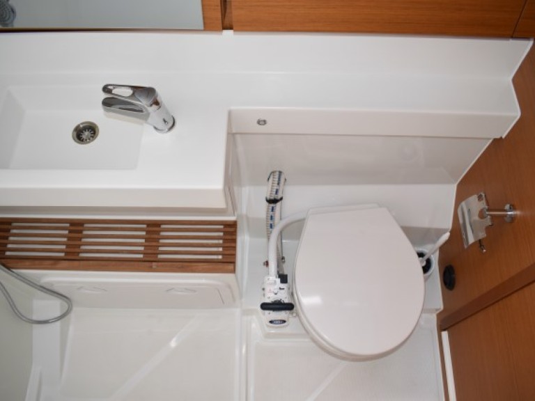 Hire Sailboat Jeanneau with a boat licence