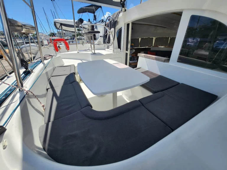 Hire Catamaran Bénéteau with a boat licence