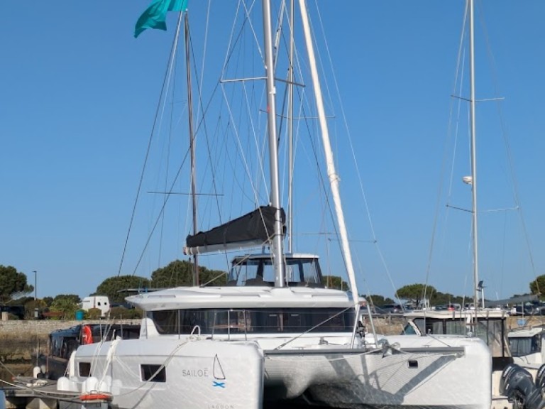Hire a Lagoon Lagoon 43 Bas du Fort