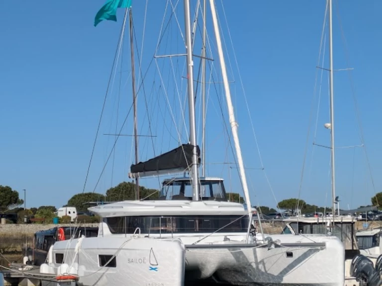 Hire a Lagoon Lagoon 43 Bas du Fort