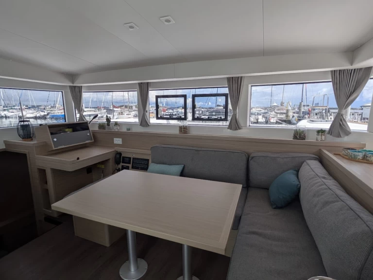 Hire Catamaran Lagoon with a boat licence