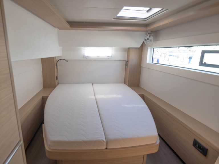 Hire Catamaran Lagoon with a boat licence