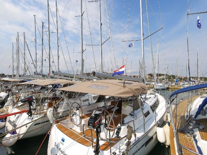Hire a Bavaria Cruiser 37 Pula