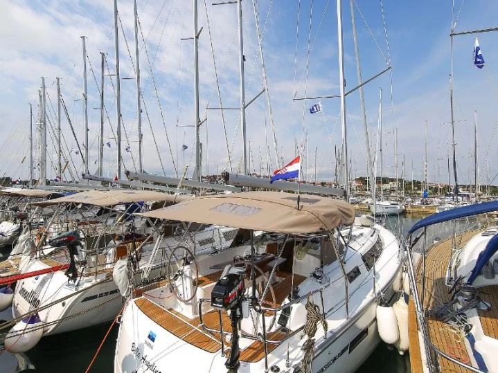Hire a Bavaria Cruiser 37 Pula