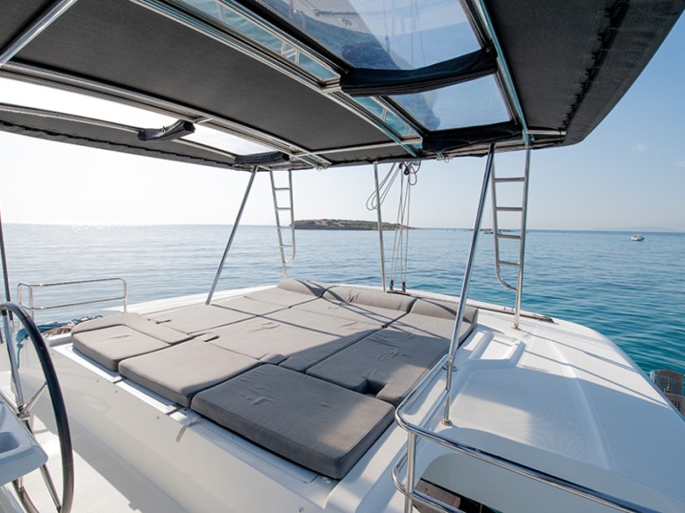 Hire Catamaran Lagoon with a boat licence