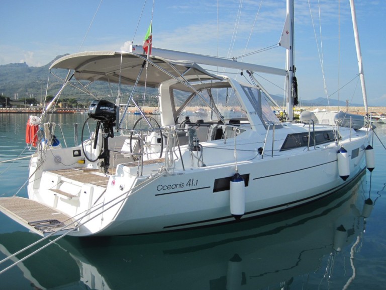 Hire a Bénéteau Oceanis 41.1 Capo d'Orlando