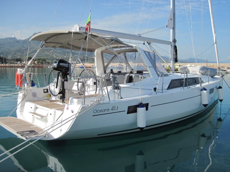 Hire a Bénéteau Oceanis 41.1 Capo d'Orlando