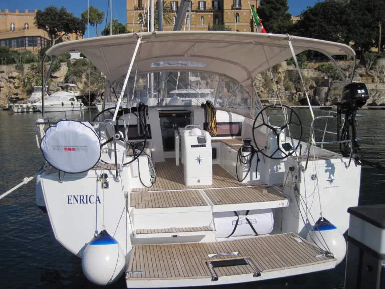 Hire Sailboat Jeanneau with a boat licence