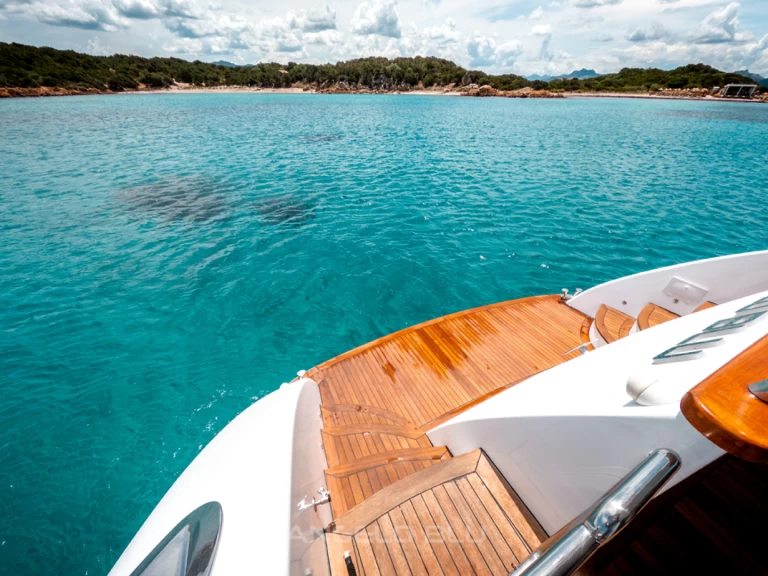 Hire Luxury Yacht Maiora with a boat licence