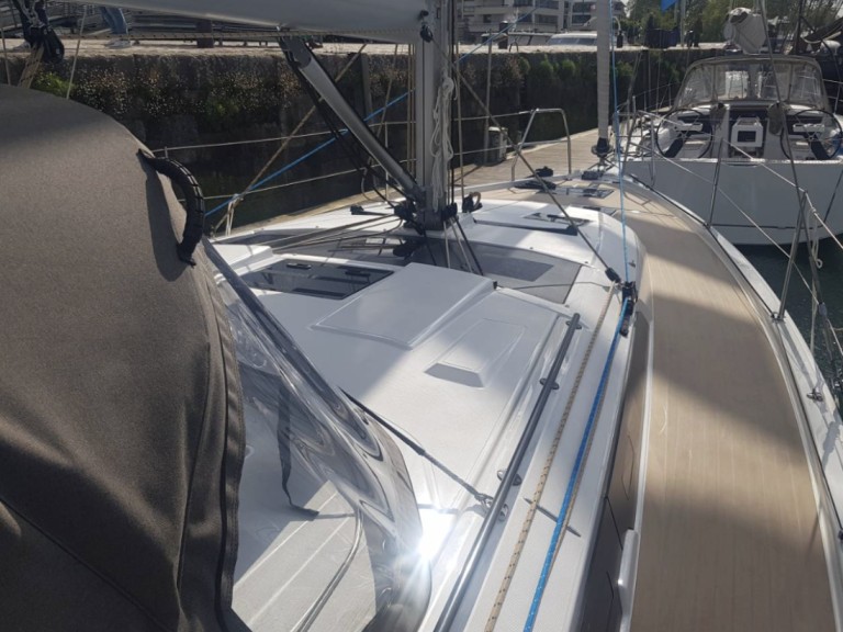 Charter a Dufour Dufour 41 in Larmor-Plage on Samboat