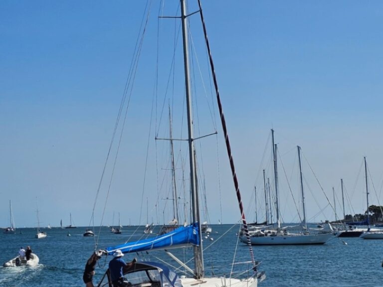 Sailboat to hire La Trinité-sur-Mer at the best price