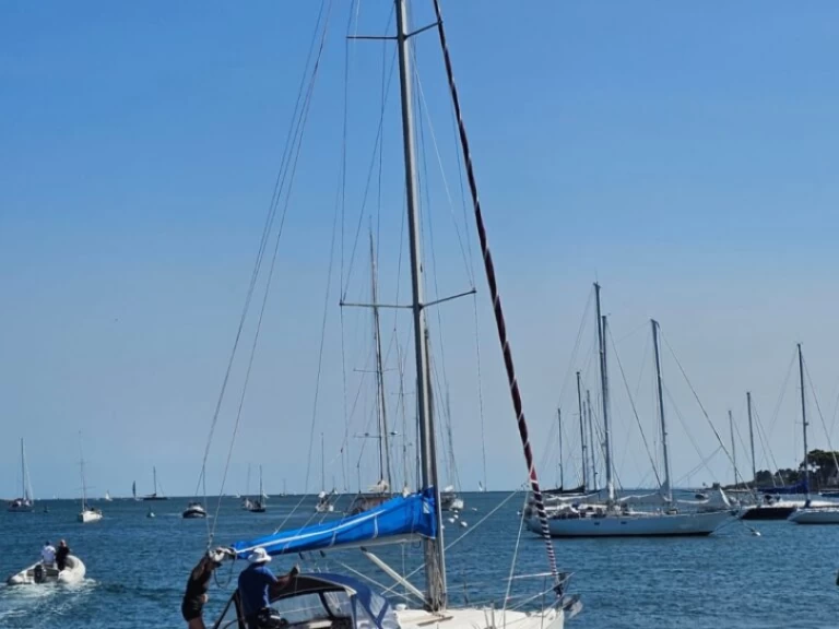 Sailboat to hire La Trinité-sur-Mer at the best price