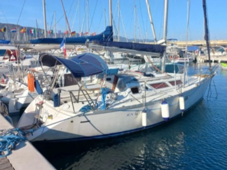 Sailboat to hire Toulon Ferry Port at the best price