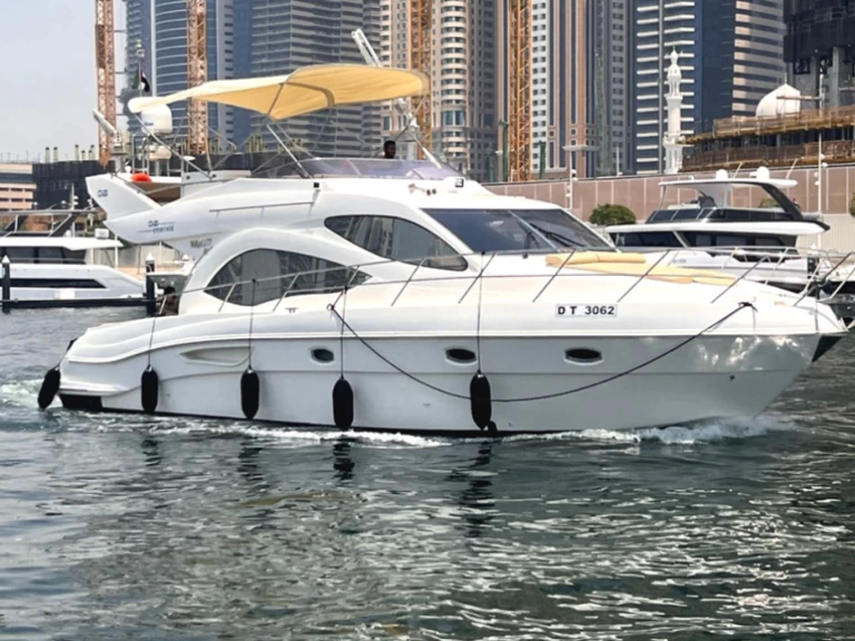 Motorboat to hire Dubai Marina at the best price