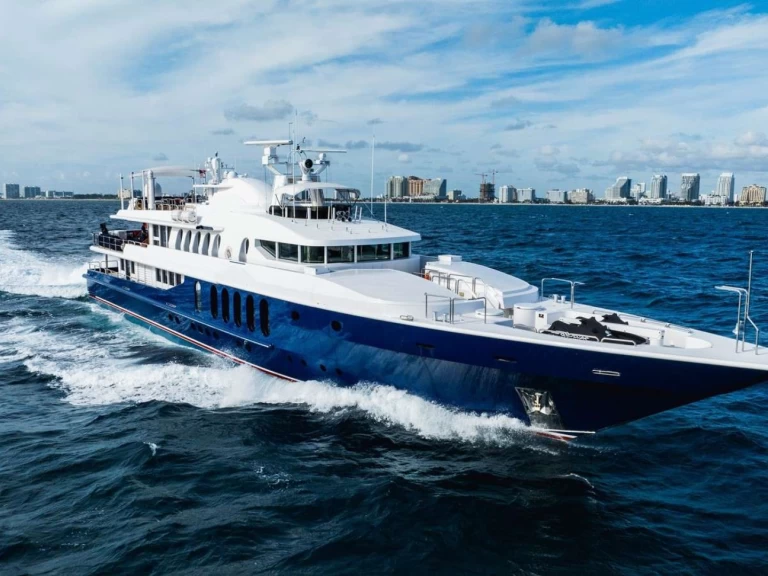 Hire Luxury Yacht Oceanfast with a boat licence