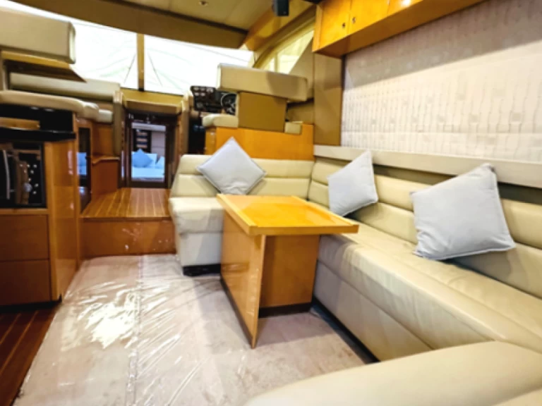 Charter a Gulf Craft - Majesty Yachts Majesty 44 in Dubai Marina on Samboat