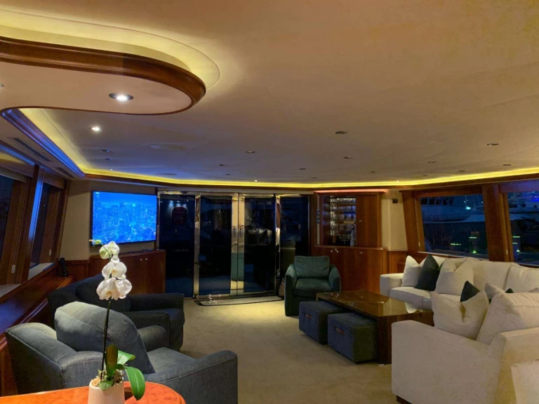 Hire Luxury Yacht Westport with a boat licence