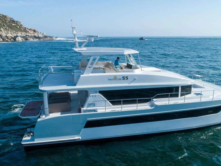 Hire Luxury Yacht Two Oceans with a boat licence