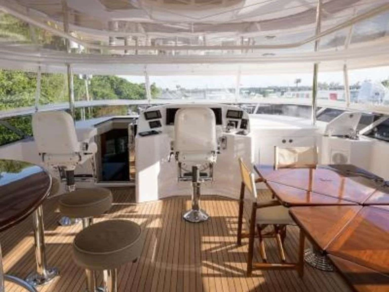 Hire a Westport NATURAL 9 Bahamas
