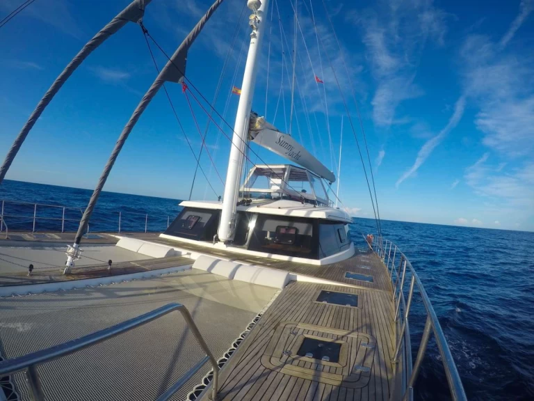 Hire Luxury Yacht Sunreef with a boat licence