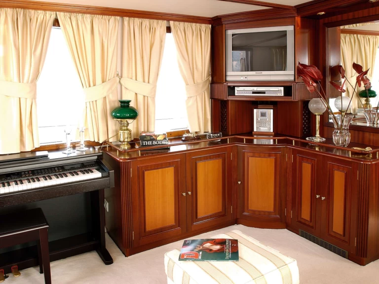 Hire a Custom LIANA H Greece