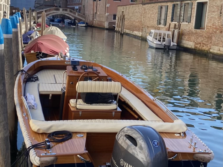 Hire Motorboat with or without skipper Montisola Archetti Venice