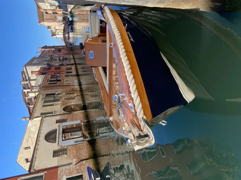 Hire Motorboat Montisola Archetti with a boat licence