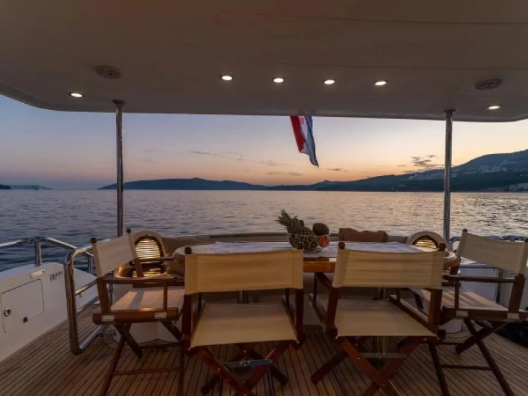 Hire Luxury Yacht Custom with a boat licence