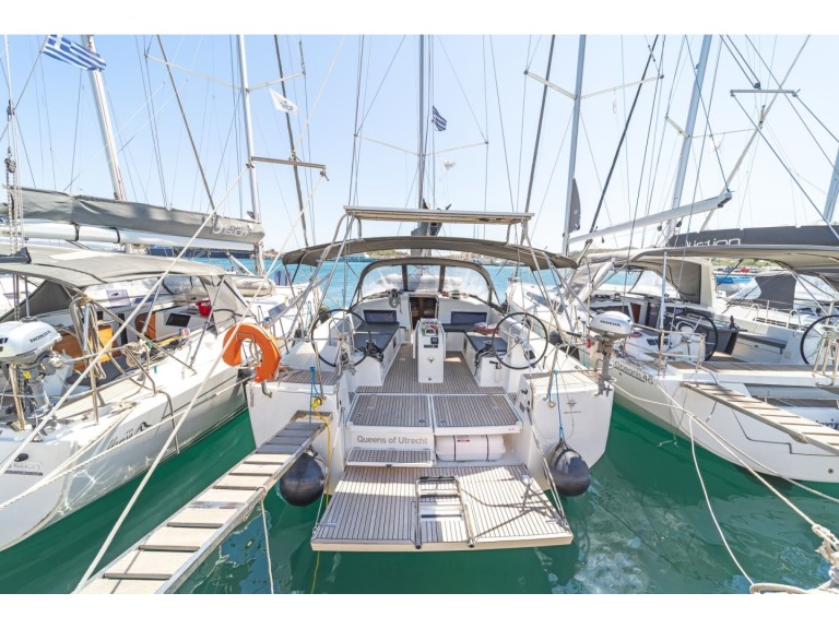Sailboat to hire Perigiali at the best price