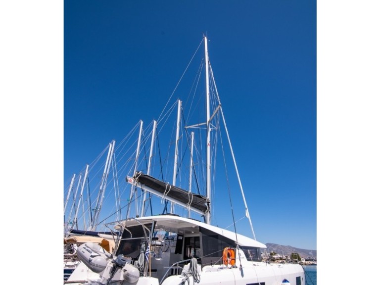 Catamaran to hire Tourlos at the best price