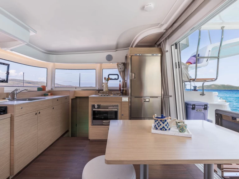 Charter a Lagoon Lagoon 38 in Lefkáda on Samboat