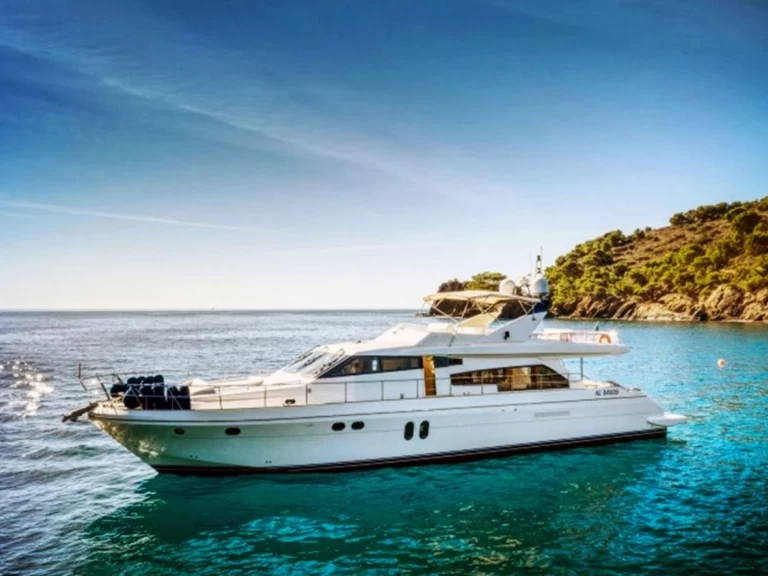 Hire Luxury Yacht Guy Couach with a boat licence