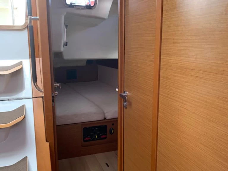Charter a Jeanneau Sun Odyssey 519 in Perigiali on Samboat
