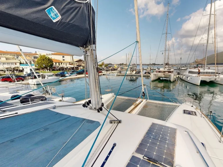 Hire Catamaran Lagoon with a boat licence
